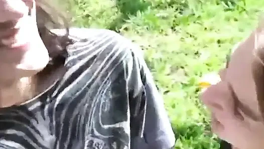 Natalie tıraşlı deliğini dışarıda uzun bir yarakla siktiriyor