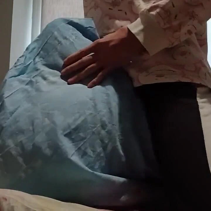 Süper sıska kız ebeveynleri onu yakalamasın diye amını yastığa ovuyor ve çabucak boşalıyor