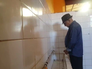 Grandpa spy toiilet 03