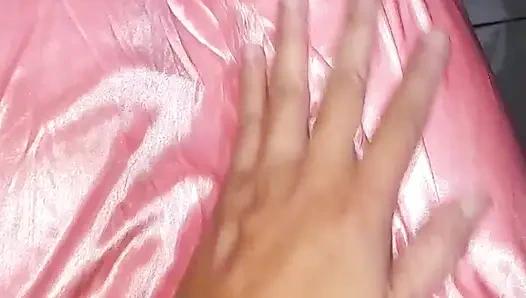 Saten ipeksi pembe uzun elbise giyerek mastürbasyon yapıyor