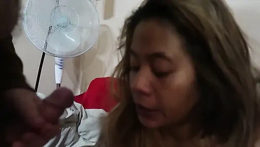 Endonezya'dan güzel bir orospu beyaz penis emiyor