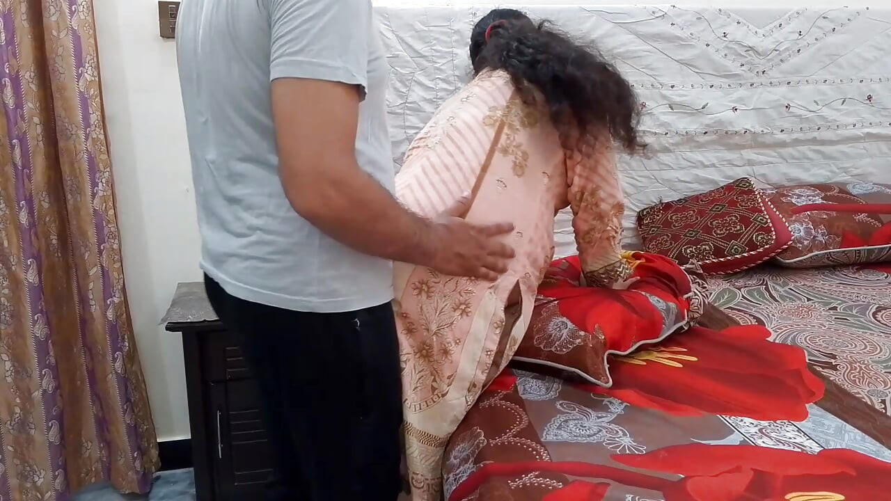 Üvey anne ev işi yaparken sikişiyor