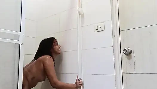 Üvey babam gerçekten azgın ve beni banyoda sikiyor üvey annemin burada bulunmamasından faydalan