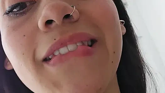 Latin kadının götüne süt alıyor