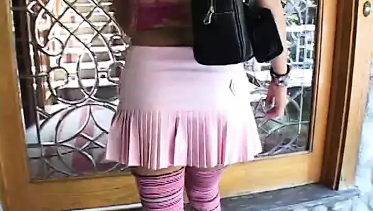 Latina, ahbapın horozunu sürerken kıçına bir oyuncak sokuyor