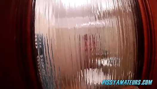 Seksi büyük memeli kız duşta işiyor