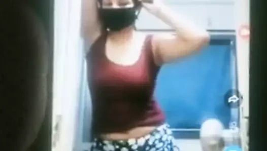 Büyük göğüsler desi online kızları gösteriyor