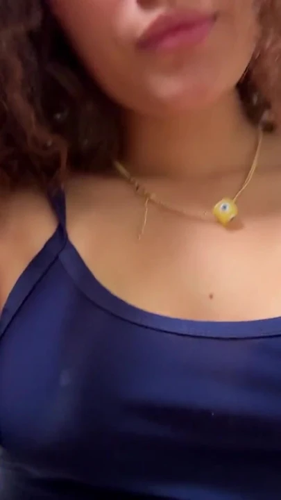 Güzel kıvırcık saçlı üvey kız kardeşim yarağımı emmek için ısrar ediyor ve sonra beni çaresizce sikiyor | Klip 1