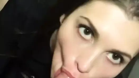 Blowjob arasında bir esmer içinde çorap