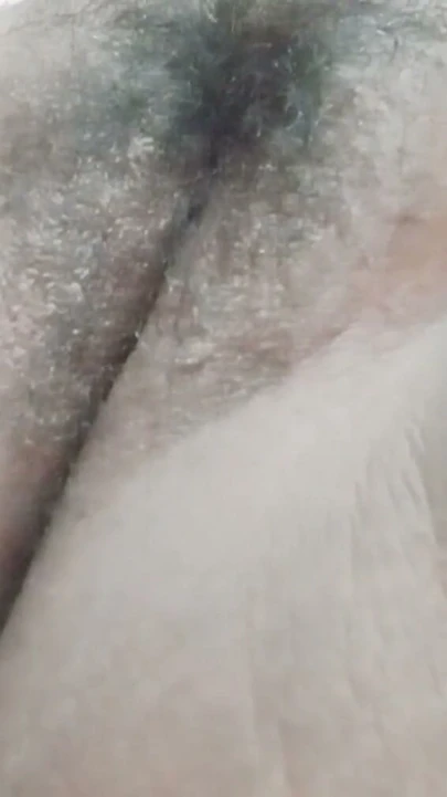Üvey kızkardeş beni striptiz yapıyor ve 21 cm yapay penis ile mastürbasyon yapıyor ve bana whatsapp üzerinde video gönderiyor | Klip 1