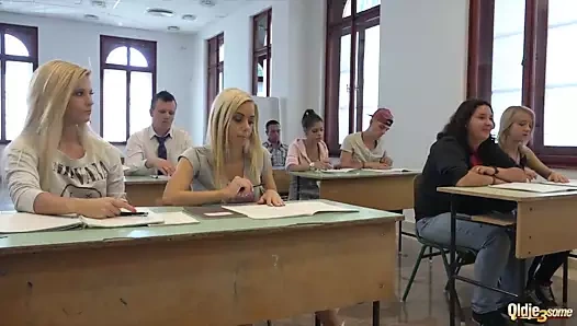 Kolej öğrenciler sınıfta hardcore profesörlerini sikmek