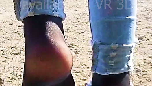 Kız terli kokmuş fila spor ayakkabılarından ayakkabı oyuncağından kayıyor