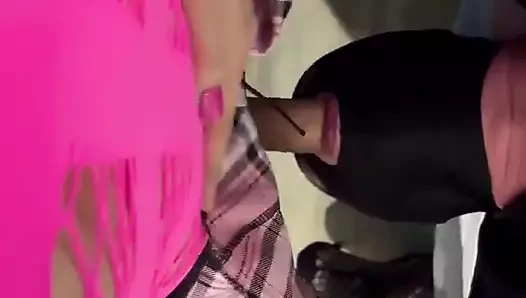 Rus kadın kılıklı köleyi ağzından sikiyor