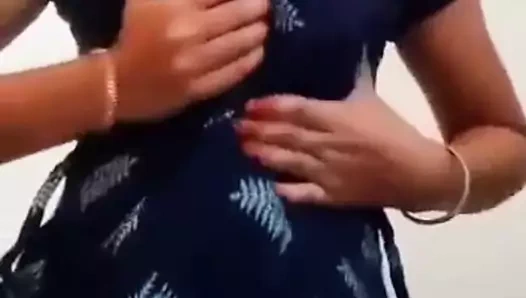 Küçük göğüslerimle oynuyorum