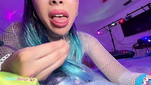 Penelope Woods anal tıkacını gösteriyor ve amının içine boşalıyor!