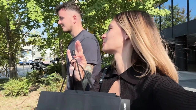 Очень киская блондинка сосет член на парковке торгового центра, чтобы получить дизайнерскую сумку