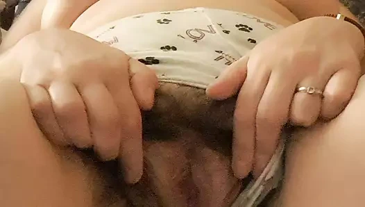 Olgun orta yaşlı seksi kadın kıllı açılışına dokunuyor ve onu izliyor