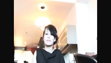 Dövmeli busty tanrıça jane mürekkepli göğsünü gösteriyor