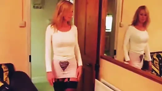 kıçını külotlu çorap içinde gösterir.