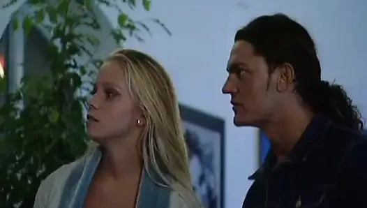 Çarpıcı genç sarışın sert sikiliyor