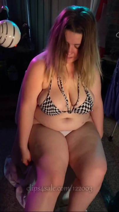 Эпический момент из "Микробикини с юбкой и вибраторными кружевами в трусиках - два клиторальных оргазма - мастурбация толстушки - грязные о лица"