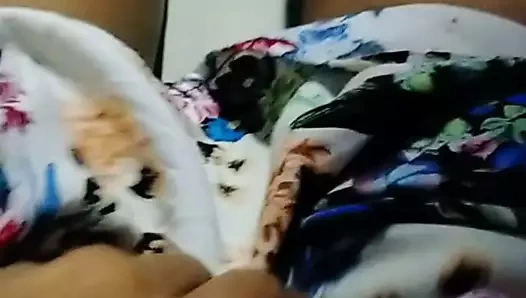 Elbisenin altında benim küçük kedi gösteriliyor