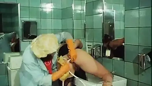 Kulübün banyosunda klasik lavman