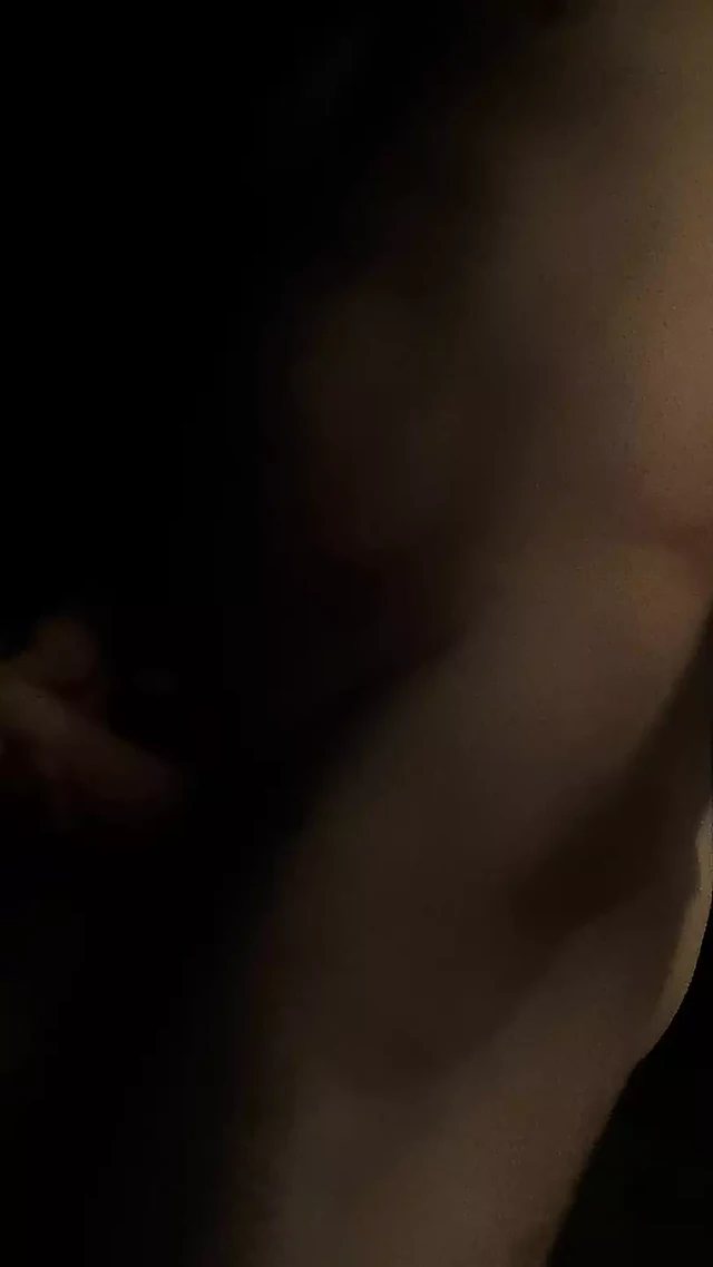 Принимает мусор наружу и кончает