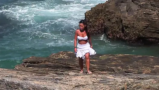 Asyalı sürtük iki yarağı birden alıyor