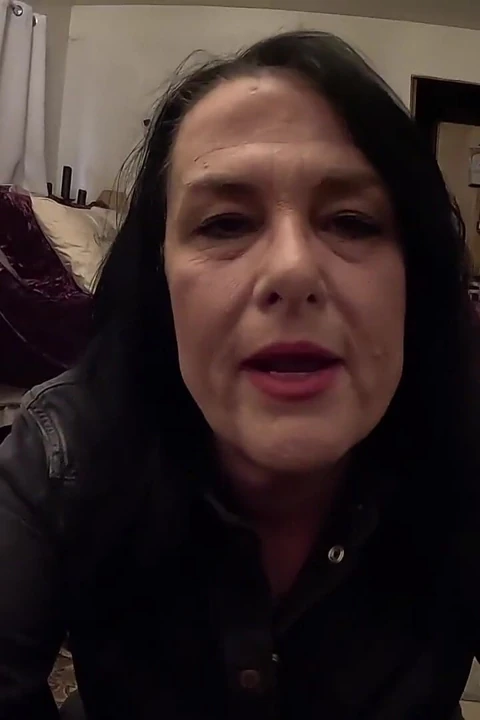 Gotik cadı orta yaşlı seksi kadından sigara içen bir sakso aldığınızı hayal edin