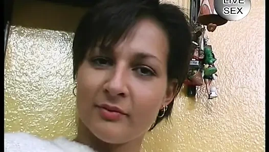 Çoraplı esmer orta yaşlı seksi kadın sakso çekmeden önce amcığıyla oynuyor