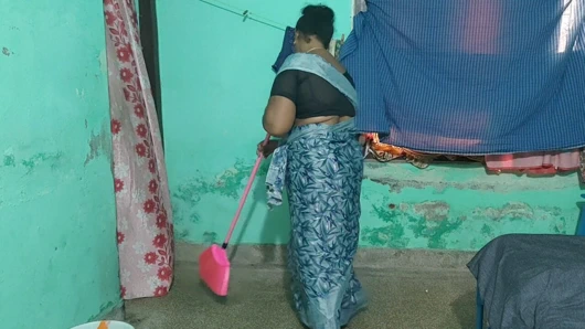 Üvey anne evi temizlerken üvey oğlunu benimle seks yapmaya davet etti