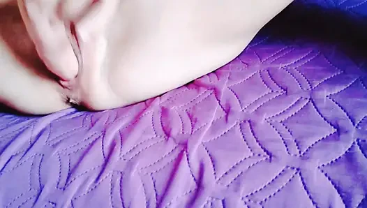 Orta yaşlı seksi kadın şişman 25 cm dildo ile mastürbasyon yapıyor