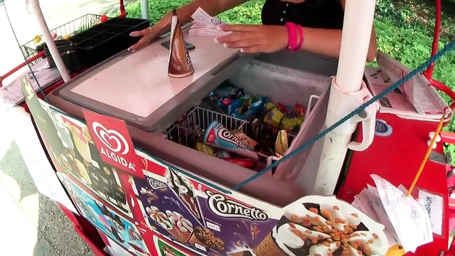 Edepsiz esmer dondurma yiyor ve sonra bakış açısıyla sikişiyor