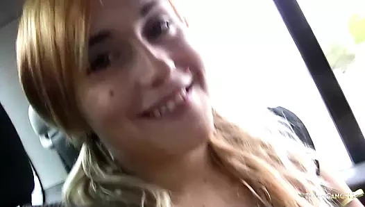 Sıcak sarışın alır bir binmek için the çıplaklar plajı nerede o becerdin alır