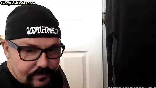 Ev yapımı duvar deliği dilf açgözlüce erkek arkadaşının yarağını emiyor