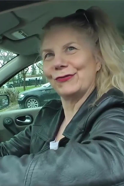 Бабушка писает перед трахом с большим черным членом