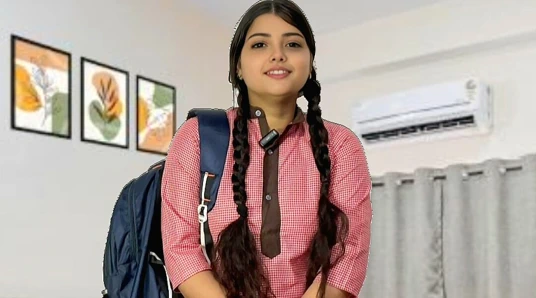 Eğitim öğretmeni öğrencisinin götünü sikiyor ve okul üniformasını çıkarıyor ve onu domaltarak sikiyor