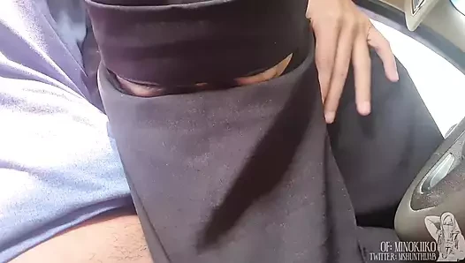 Siyah tesettürlü Minokiiko arabada sakso çekiyor