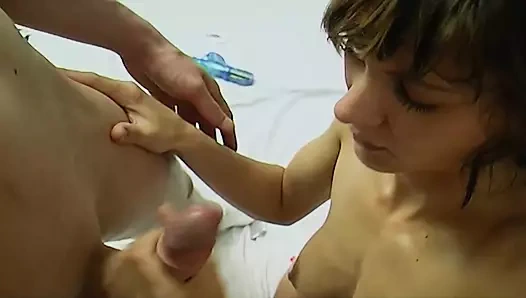 İnce bir Alman bayan iki sert çubuğa çarpıyor