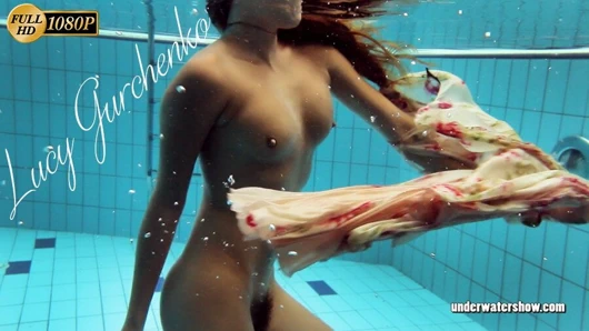 Güzel giyinmiş sualtı bebeğim lucy gurchenko