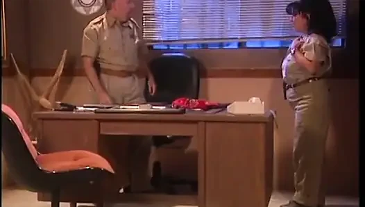 Ateşli memeli seksi sürtük erkeklerin yarağına derin ve sert biniyor