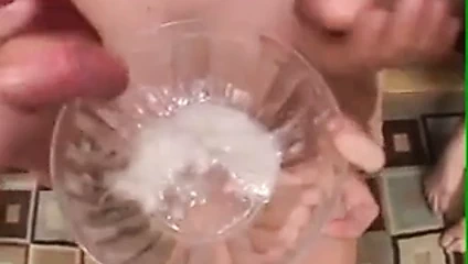 o içiyor bir sürü boşalmak