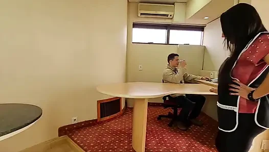 Seksi baskın hizmetçi şovenist büyük patronu cezalandırıyor