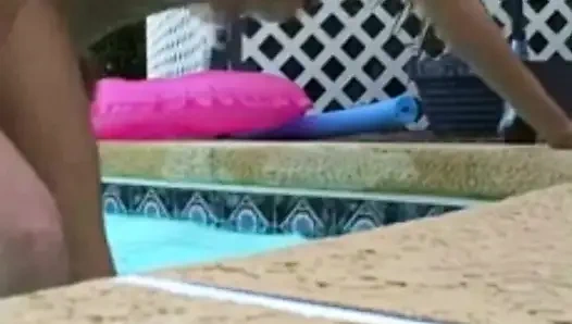 Brandon'ın havuz başı solo seansı