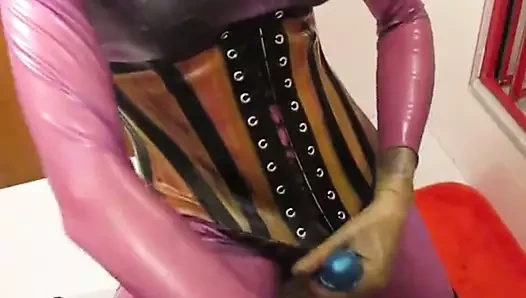 im Latex Anzug und Stiefeln gewichst