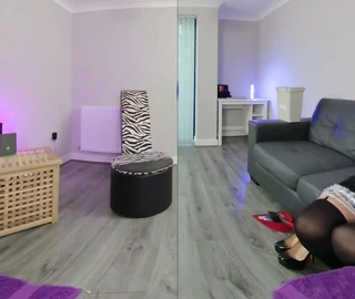 Ev hizmetçisi gövde bebeği Johnny'yi sikiyor