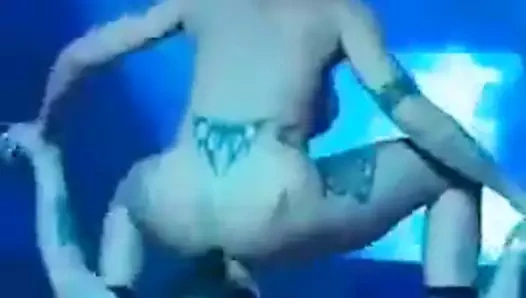 oyuncak ile amat gösterisi