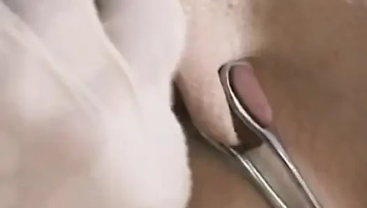 Sıska kız bağlıyken amını sıkıştırıyor