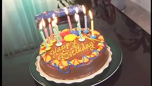 Seksi genç esmer, onun doğum günü için bir hediye olarak bir yapay penis ve iyi bir sikiş alır